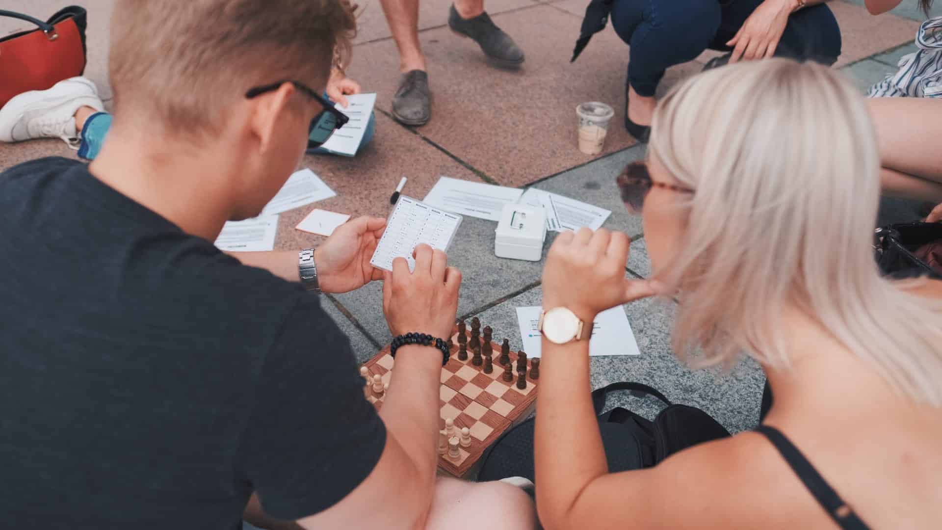 Team beim Outdoor Escape Room Dresden versucht Rätsel zu lösen