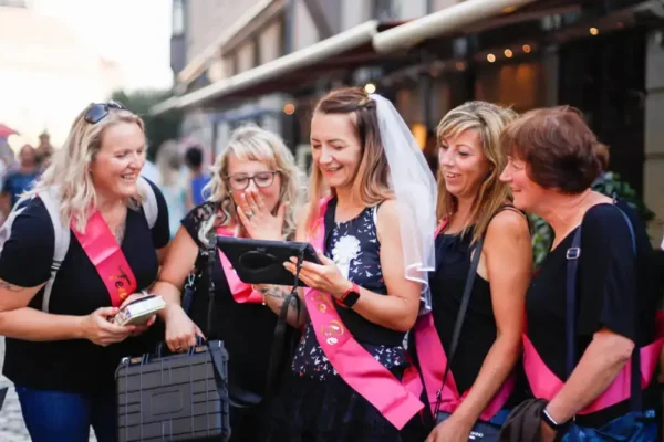JGA Frauen lösen Rätsel auf iPad beim Outdoor Escape Room