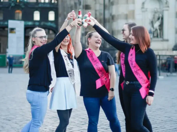 JGA Frauen stoßen mit Sekt an in Dresden