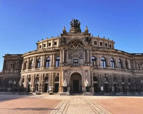 Semperoper in Dresden von vorn bei Sonnenlicht