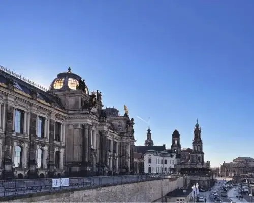 Brühlsche Terrasse Dresden mit Blick auf Hofkirche