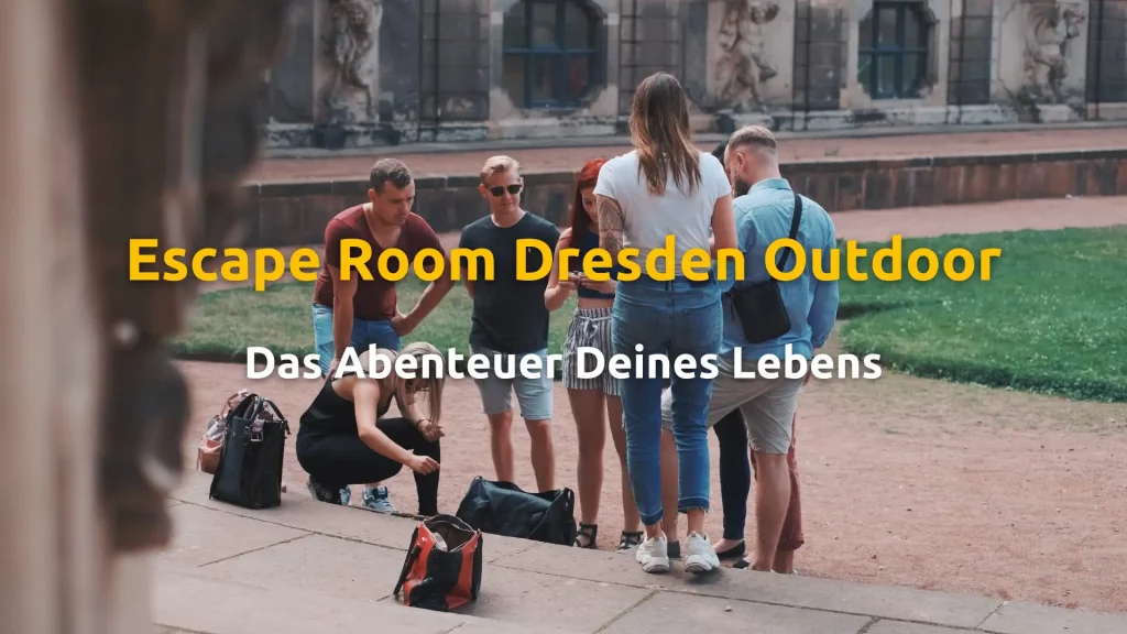 Escape Room Dresden Outdoor Freunde beim Rätseln im Dresdner Zwinger