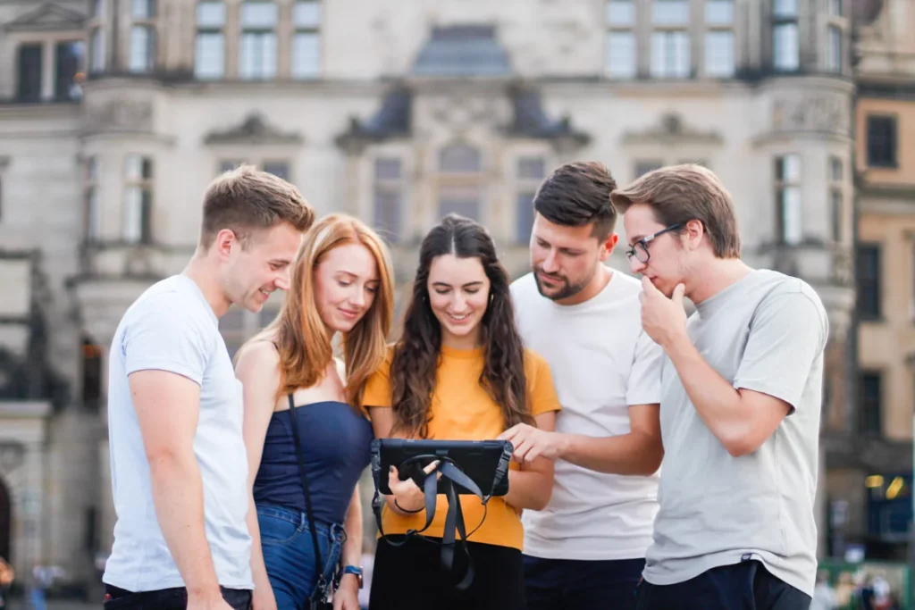 Freunde haben Spaß beim Outdoor Escape Dresden von Epic Escape