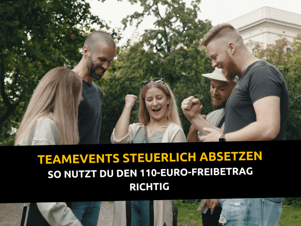 Gruppe junger Menschen freut sich gemeinsam bei einem Outdoor-Teamevent im Grünen. Textoverlay: ‚Teamevents steuerlich absetzen – So nutzt Du den 110-Euro-Freibetrag richtig‘.