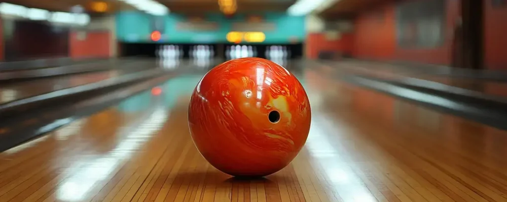 Bowlingball auf einer Bahn, ideal für Kindergeburtstagsaktivitäten in Erfurt.