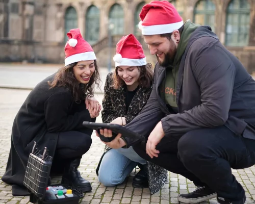 Kollegen rätseln und haben Spaß beim Escape Game zur Weihnachtsfeier in Leipzig
