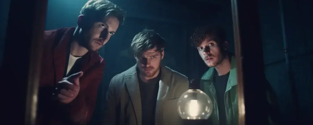Freunde beim lösen eines Escape Room