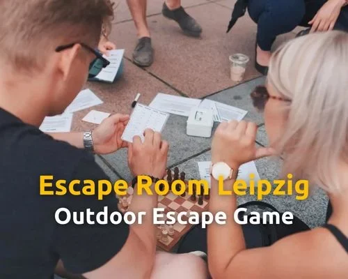 Freunde Rätseln beim Escape Room Leipzig Outdoor