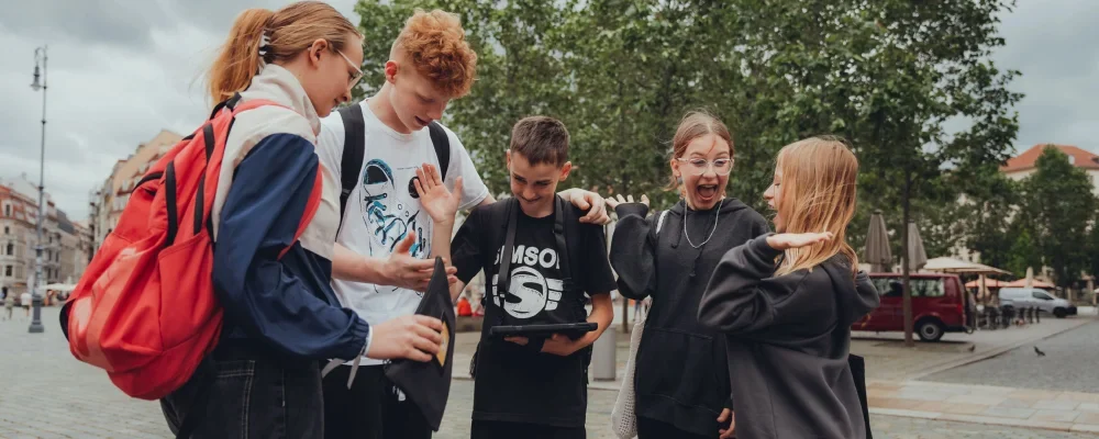 Freunde beim Kindergeburtstag in Hannover haben Spaß