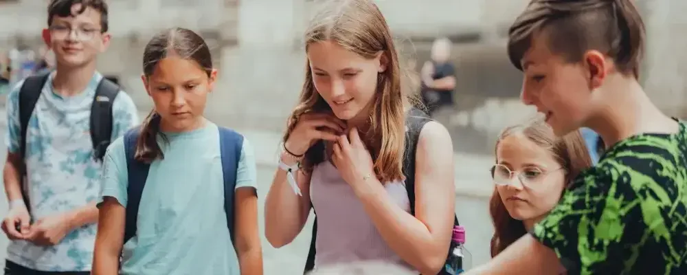 Freunde beim Kindergeburtstag haben Spaß beim Escape Game mit Epic Escape