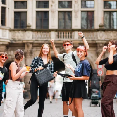 Schüler haben Spaß beim Escape Room Dresden Outdoor