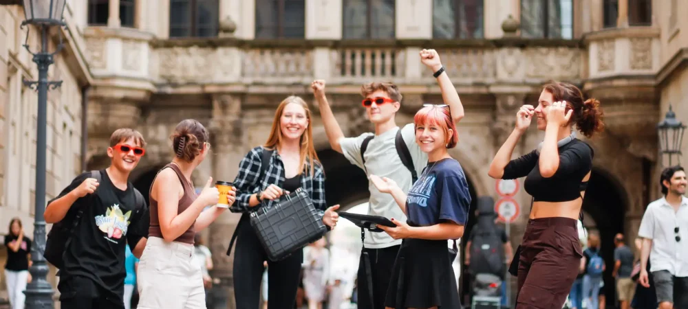 Schüler haben Spaß beim Escape Room Outdoor