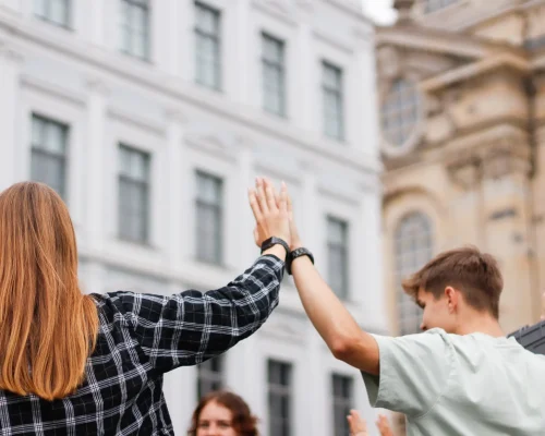 Schüler beim Wandertag Leipzig klatschen ein