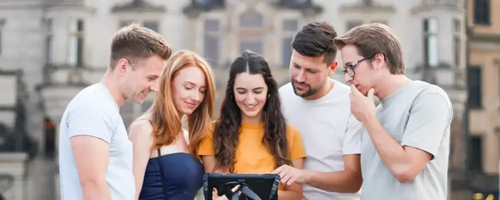 Freunde haben Spaß beim Outdoor Escape Dresden von Epic Escape