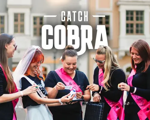 JGA Frauen haben Spaß beim rätseln mit Actionpaket vom Escape Game Catch Cobra
