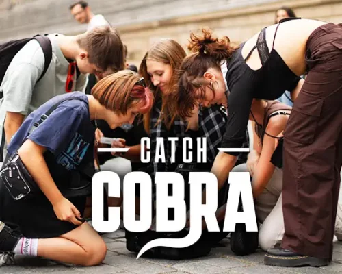 Schüler spielen das Escape Game Catch Cobra von Epic Escape Wandertag Dresden
