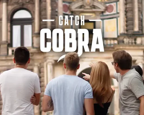 Mitarbeiter bei Firmenfeier Dresden mit Escape Game Catch Cobra auf dem Weg zur nächsten Station
