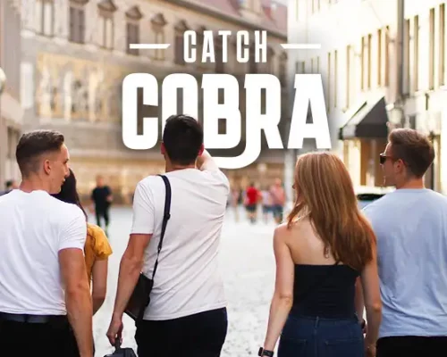 Mitarbeiter bei Firmenfeier Leipzig mit Escape Game Catch Cobra auf dem Weg zur nächsten Station