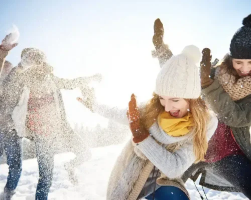 Kollegen machen eine Schneeballschlacht bei Firmenweihnachtsfeier Dresden