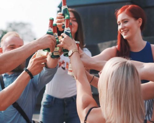 Arbeitskollegen feiern erfolgreiches Teamevent mit Sekt nach Outdoor Escape Game