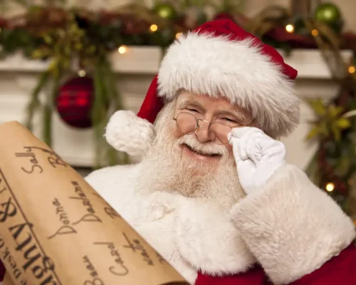 Weihnachtsmann bei Betriebsweihnachtsfeier Dresden mit Geschenkeliste freut sich