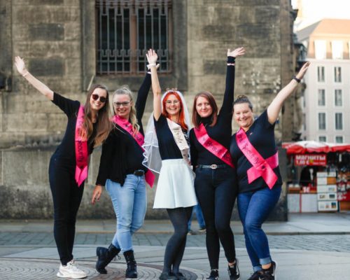 JGA Frauen in Dresdens Altstadt haben Spaß