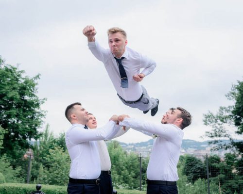 JGA Männerteam werfen Bräutigam in die Luft