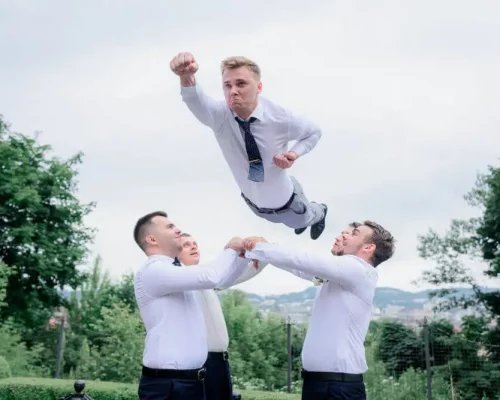 JGA Dresden Männer werfen Bräutigam in die Luft
