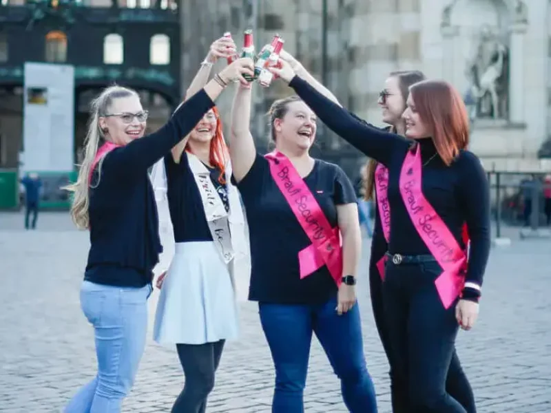 JGA Frauen stoßen mit Sekt an in Dresden
