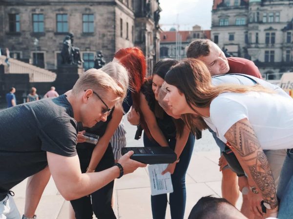 Freunde Rätseln beim Escape Room Dresden Outdoor von Epic Escape