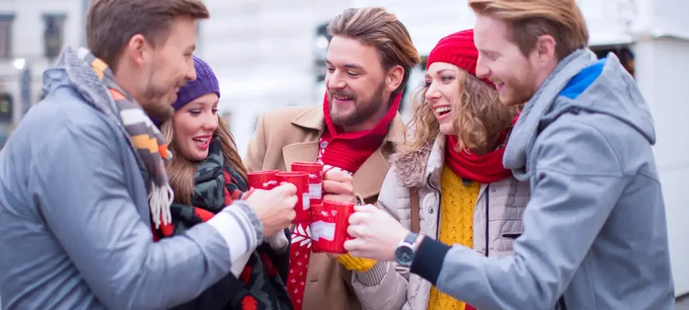 Kollegen trinken Glühwein bei Weihnachtsfeier mit Epic Escape