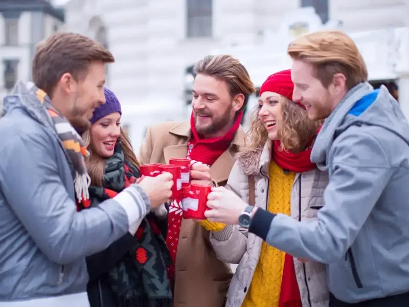 Kollegen trinken Glühwein bei Weihnachtsfeier mit Epic Escape