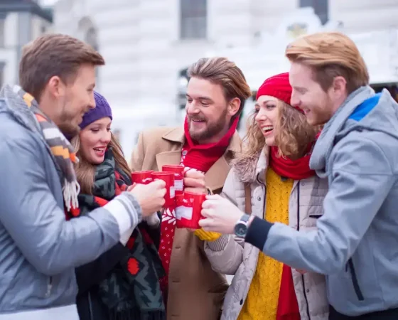 Kollegen trinken Glühwein bei Weihnachtsfeier mit Epic Escape
