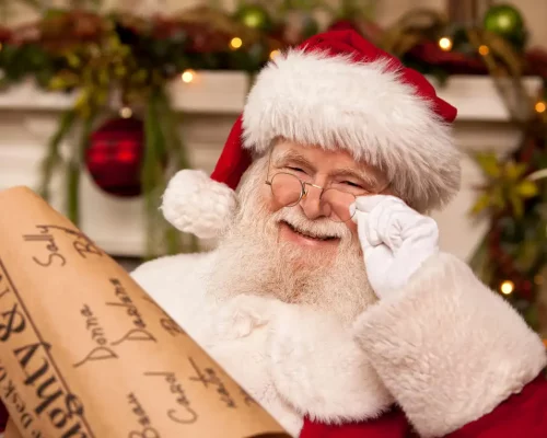 Weihnachtsmann bei Betriebsweihnachtsfeier Leipzig mit Geschenkeliste freut sich